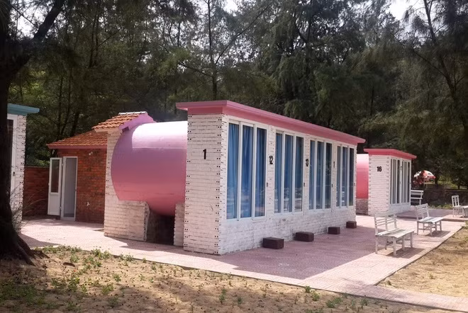 Ngoài bãi cát trắng, độ sâu vừa phải, bãi biển Thạch Hải còn có làn nước trong vắt, yên tĩnh và những rặng phi lao khiến du khách đắm chìm trong vẻ hoang sơ và yên bình.