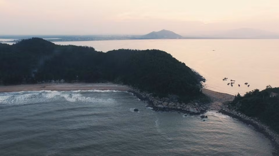 Về Hà Tĩnh ngoài tắm biển Xuân Thành hay Thiên Cầm thì mới đây Thạch Hải là cái tên được nhiều bạn trẻ nhắc tới với vẻ đẹp hoang sơ và thơ mộng. Ảnh trong bài: Ivivu.