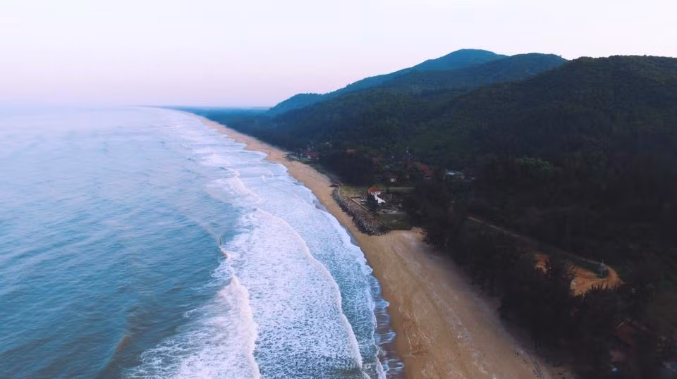 Thạch Hải là bãi tắm trải dài 23 km giữa Thiên Cầm và Xuân Thành, với lớp cát mịn trắng xóa, bờ biển thoai thoải và độ sâu vừa phải nên nơi đây rất thích hợp cho gia đình có trẻ nhỏ chọn làm địa điểm nghỉ dưỡng cuối tuần.