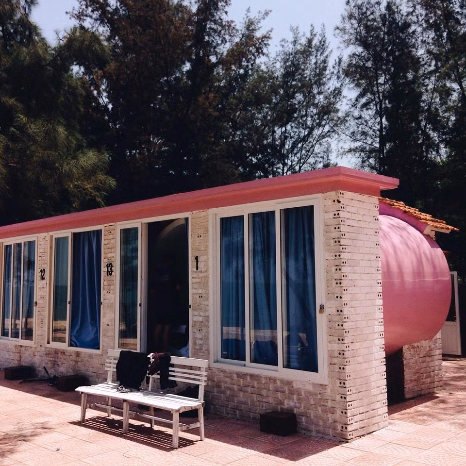 Giá phòng khách sạn là 300.000 đồng/ phòng và có thể ở được 2-3ng. Bên cạnh đó, điểm cộng cho các phòng nghỉ tại Quỳnh Viên đó là có view hướng nhìn thẳng ra biển.