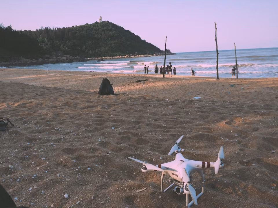 Theo nhiều khách du lịch đánh giá, một khu du lịch có cả rừng, núi, biển và quần thể di tích như Thạch Hải không phải là nhiều, chính vì vậy dù mới đưa vào khai thác được 4 năm nhưng đã có tới hơn 5 vạn lượt khách tới bãi biển này để nghỉ dưỡng.