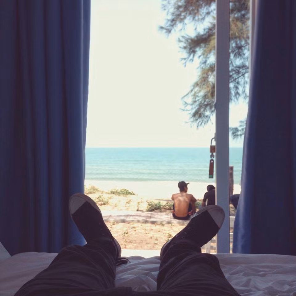 Không chỉ được tắm biển mà khu du lịch sinh thái Quỳnh Viên còn có rất nhiều khe suối và hang động đẹp như khe Mưa Dông, ao Tăm, hang ông Duông, hang Lòn, hang Hớp, đền thờ vọng Lê Khôi.