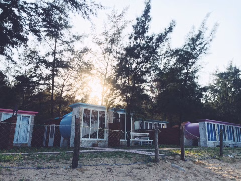 Do là một bãi biển khá mới nên Thạch Hải khá ít cơ sở lưu trú, đi ngược về phía bắc của bãi biển, du khách sẽ tới khu du lịch sinh thái Quỳnh Viên nơi có cả phòng ngủ nhìn ra bờ biển với nội thất được đánh giá ở mức tạm ổn.