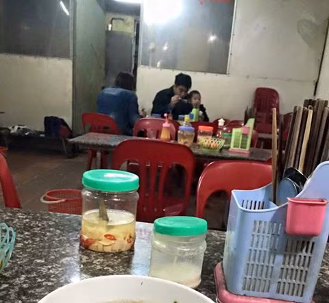 Mới đây, bức ảnh ông chồng chăm con để vợ ăn trước khiến nhiều cư dân mạng "phát hờn" với hành động này.