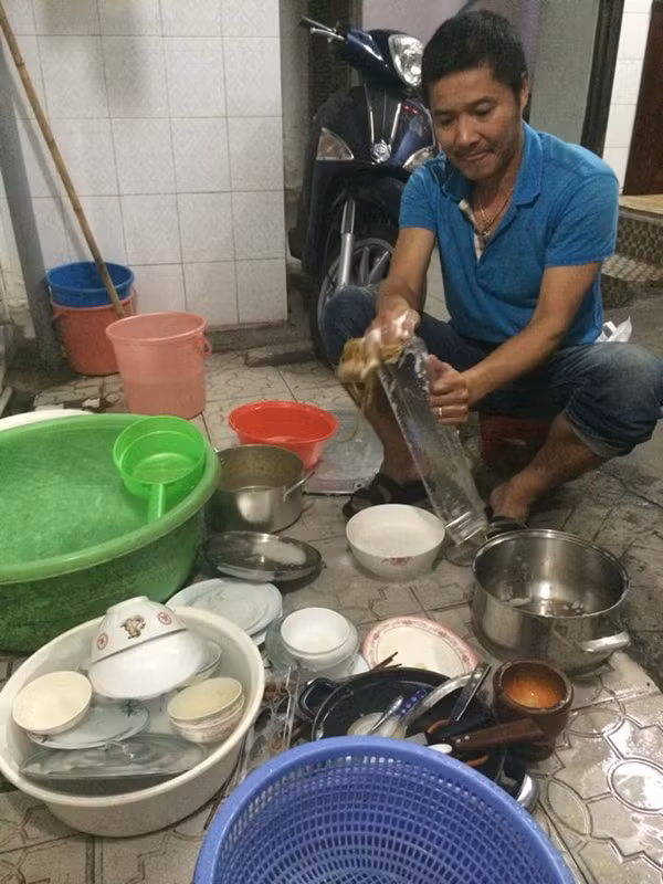 Tất tần tật từ nấu cơm, chăm con, giặt tã đến rửa bát thì các ông chồng của năm đều có thể làm được.