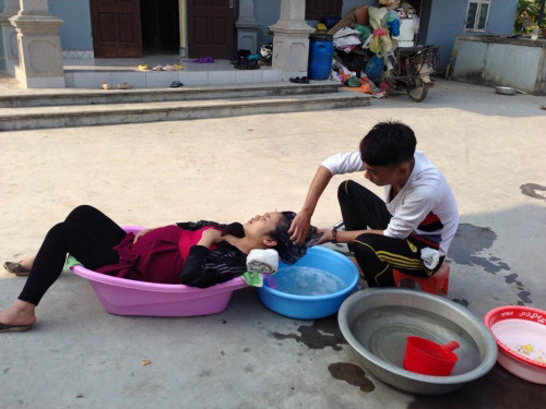Trước khi vợ đẻ, ông chồng này sẵn sàng trở thành "xối ca" gội đầu cho vợ.
