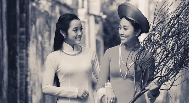 Vào dịp Tết đến xuân sang, nhiều bạn trẻ lại nhộn nhịp gọi nhau đi chụp ảnh để lưu lại những khoảnh khắc giao mùa đẹp đẽ và đầy màu sắc. Nhưng hai nữ cảnh sát nhân dân là Phương Thanh (SN 1985) và Thu Huyền (SN 1993) lại khiến nhiều người bất ngờ khi chọn phong cách ảnh đen trắng để thực hiện bộ ảnh chơi Tết của mình.