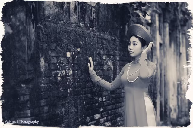 Việc sử dụng tông màu đen trắng giống như những bức ảnh cách chừng hơn 20 năm thì hai nữ cảnh sát Phương Thanh và Thu Huyền muốn gợi nhớ người xem những hình ảnh cô gái Hà Nội cổ đẹp mộc mạc và duyên dáng trong bộ áo dài đi chơi Tết nguyên đán.