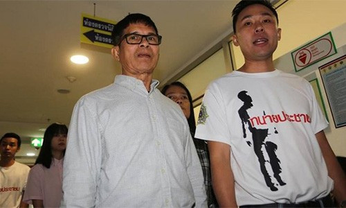 Ông Preecha Kraikruan (trái).