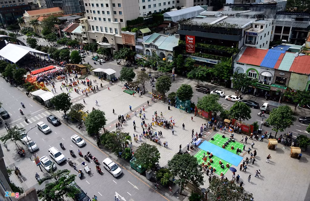 Ngày 30/10, Sở Du lịch TP.HCM phối hợp cùng các sở, ban, ngành tổ chức Liên hoan Lân - Sư - Rồng TP.HCM lần thứ nhất năm 2016 tai phố đi bộ Nguyễn Huệ.