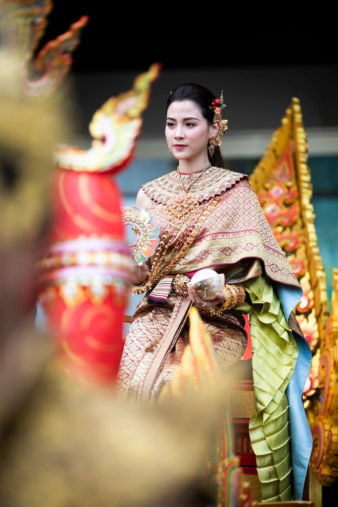 Mỹ nhân được chọn hóa thân vào nữ thần Thungsa năm nay không ai xa lạ, chính là nữ chính của bộ phim ăn khách Friend Zone.