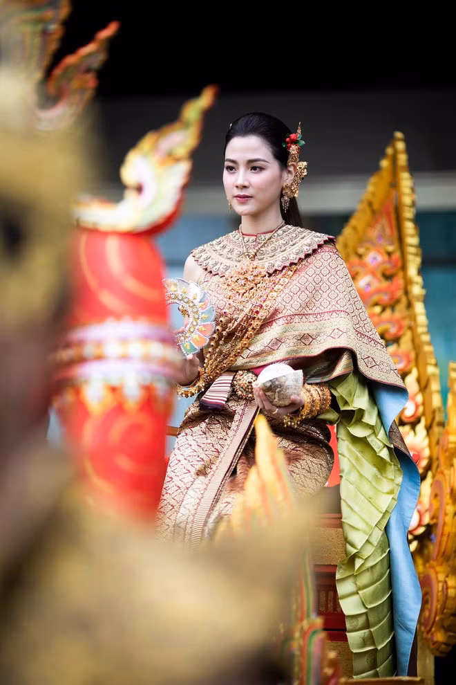 Mỹ nhân được chọn hóa thân vào nữ thần Thungsa năm nay không ai xa lạ, chính là nữ chính của bộ phim ăn khách Friend Zone.