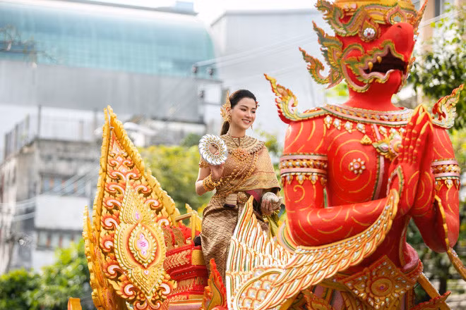 Nữ diễn viên Baifern Pimchanok được chọn để hóa thân vào nữ thần Thungsa trong Tết té nước Thái Lan - hiện thân cho ngày Chủ Nhật.