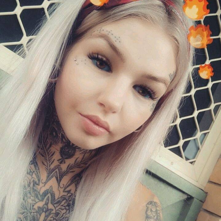 Chưa hết, Amber còn tiếp tục xăm những nơi còn lại của cơ thể, mục tiêu của cô là phủ 100% hình xăm cá tính lên cơ thể.