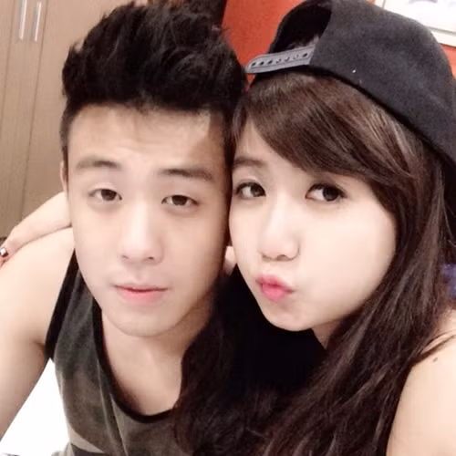 Tuy nhiên, ít lâu sau khi đăng tải những bức ảnh chung, Huy Me và Quỳnh Giang đã đường ai nấy đi. Hiện tại, vlogger 9X quyết định công khai mối quan hệ Trúc Anh - cô nàng xinh đẹp, sắc sảo và cá tính.