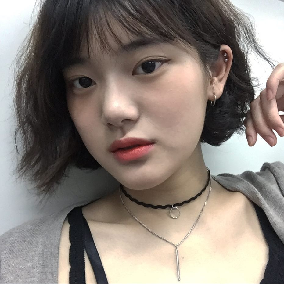 Kim Min Seo, sinh năm 1996, đến từ Seoul (Hàn Quốc). Cô nàng này hiện là gương mặt ca sĩ trẻ của làng giải trí Kpop đình đám khu vực châu Á.