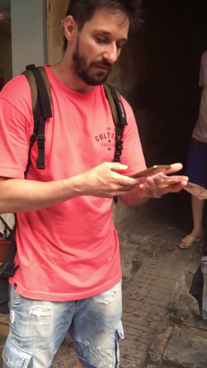 Nhân vật chính là hai vị khách từ Pháp sang Việt Nam du lịch. Họ thuê xích lô để đi tham quan. Sau khi thỏa thuận giá cả 600 nghìn cho một tiếng đi, họ lên đường.