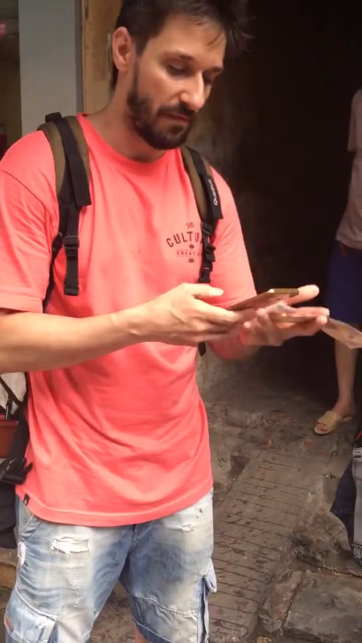 Nhân vật chính là hai vị khách từ Pháp sang Việt Nam du lịch. Họ thuê xích lô để đi tham quan. Sau khi thỏa thuận giá cả 600 nghìn cho một tiếng đi, họ lên đường.