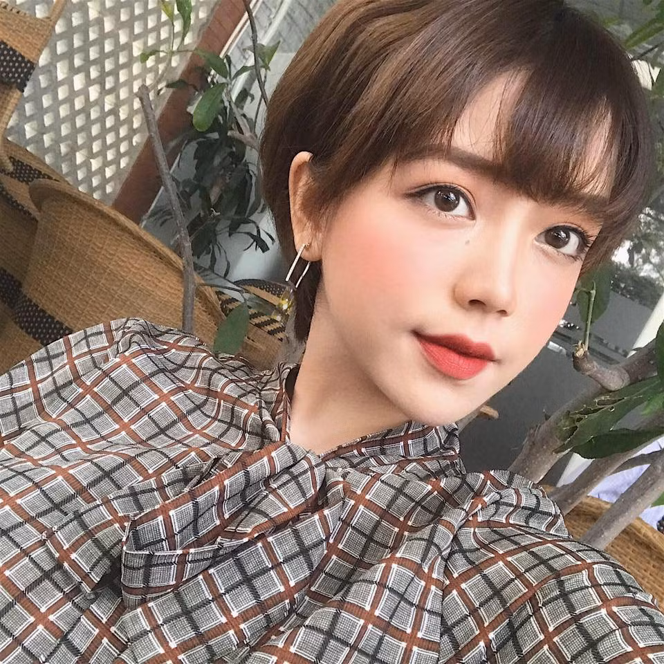 Dù mới chỉ được phát hiện vào cuối tháng 8/2017, nhưng sức ảnh hưởng của Châu Thư là vô cùng "khủng khiếp", đặc biệt những bức ảnh nữ sinh ĐH Hoa Sen này khoe vẻ hiện đại, ngọt ngào chẳng kém bất cứ hot girl nào trong cộng đồng mạng.