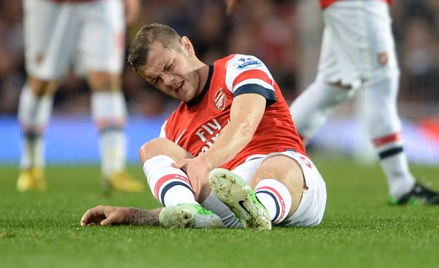 Wilshere là ngôi sao mới nhất của Arsenal bị chấn thương hủy hoại sự nghiệp. Sau 8 mùa khoác áo Pháo thủ, tiền vệ 24 tuổi ra sân vỏn vẹn 103 trận tại Ngoại hạng Anh, trong khi đó số ngày anh phải nghĩ thi đấu vì chấn thương lên tới 901 ngày. Sau khi trở lại, Wilshere không thể cạnh trạnh nổi 1 suất tại đội hình Arsenal và hiện buộc phải chuyển sang chơi cho Bournemouth theo dạng mượn. Ảnh: Getty Images