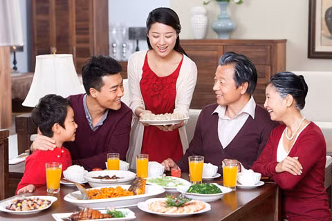 Mời cơm trước khi ăn là một phép lịch sự trên bàn ăn mà nhiều người thường hay quên. Người nhỏ tuổi nên mời cơm người lớn tuổi trước khi cầm chén đũa lên.