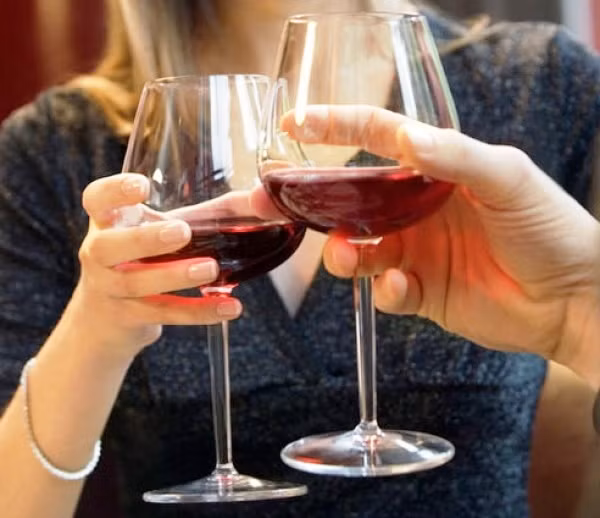 Quy tắc khi mời rượu, bia và cụng li với người lớn, li của bạn phải nằm thấp hơn li người lớn một chút để tránh bị gọi là vô lễ.