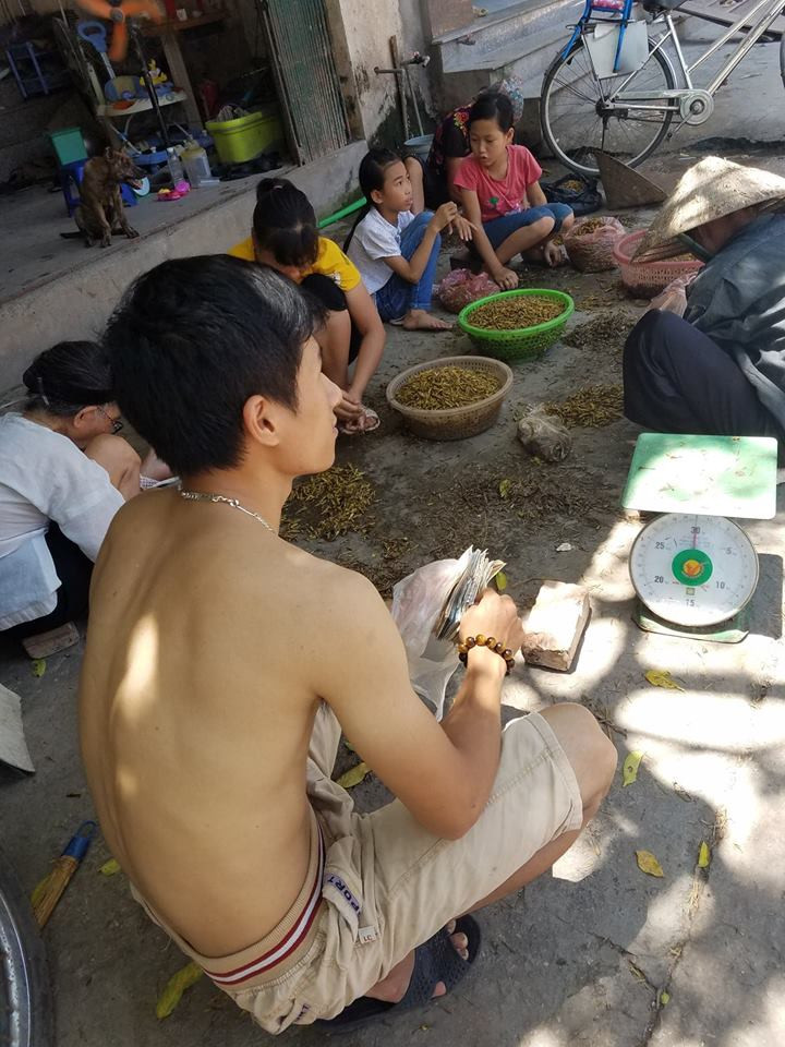 Anh Nguyễn Văn Huỳnh – chủ 1 cơ sở thu mua châu chấu đang đợi hàng từ Nghệ An, Thanh Hóa.