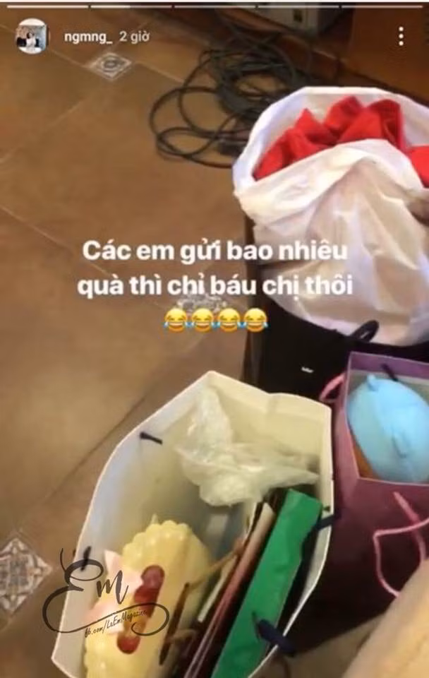 Cụ thể, cô bạn gái đội trưởng U23 Việt Nam đã cho đăng tải những bức ảnh chụp lại những món quà mà các fan tặng cho Xuân Trường làm kỉ niệm với những lời lẽ khiến người đọc phải "nóng mắt" như: "Các em gửi bao nhiêu quà thì chỉ báu chị thôi" hay "Chị ăn hộ được".