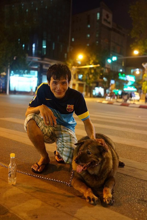 Hầu như mọi người đều ngỡ ngàng trước thân hình đồ sộ, núng nính thịt của chú chó. Tuy là giống chó ta, nhưng với thân hình mập ú, nặng 50 cân trông chú chó không khác gì giống chó Tây. Để đảm bảo sức khỏe và sinh hoạt bình thường, hàng ngày, chú chó thường đi bộ cùng chủ 2 tiếng đồng hồ vào buổi tối để giảm cân.