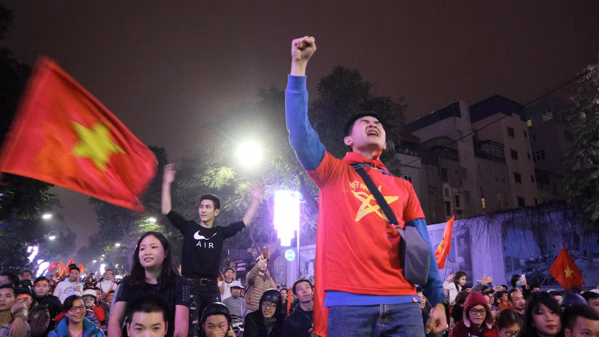 Theo ghi nhận của phóng viên Kiến Thức, đến hơn 3h sáng ngày 21/1, trên một số con phố như Đại Cồ Việt, hầm Kim Liên, Hàng Bài, khu vực gần sân vận động Mỹ Đình... vẫn có những đoàn người, xe mang cờ Tổ quốc diễu hành ăn mừng. Trong ảnh là một bạn trẻ nghẹn ngào cảm xúc khi hát vang bài hát Quốc ca của Việt Nam giữa dòng xe cộ tấp nập tại Hà Nội ăn mừng chiến thắng của các cầu thủ U23 Việt Nam vừa tạo ra tại VCK U23 châu Á.
