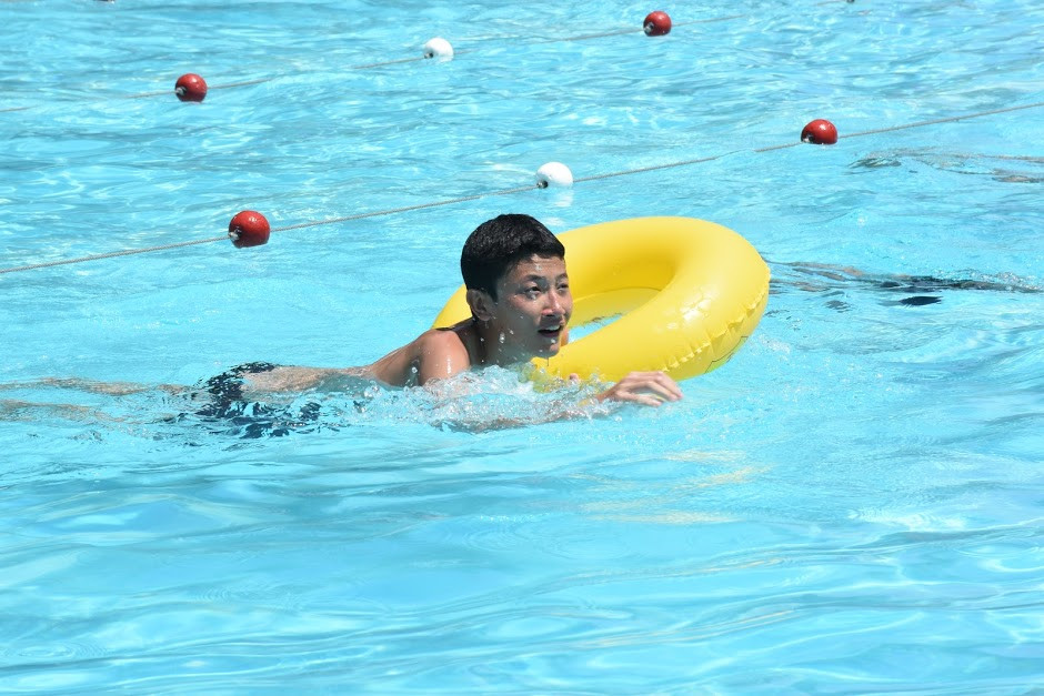 Trong những bài học, các bạn trẻ được các HLV của chương trình chỉ dẫn các cách cứu người đuối nước như những bài quăng phao cứu nạn sao cho chuẩn và sau đó làm sao để đưa được nạn nhân vào bờ một cách an toàn.