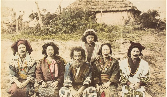 Đàn ông và phụ nữ tộc Ainu. Ảnh: Smithsonian Magazine.