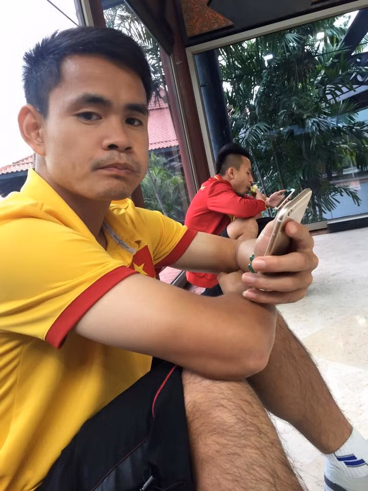 Tiền đạo Đình Tùng chụp trộm Huy Toàn đang ăn trong lúc chờ đợi ở sân bay Indonesia.