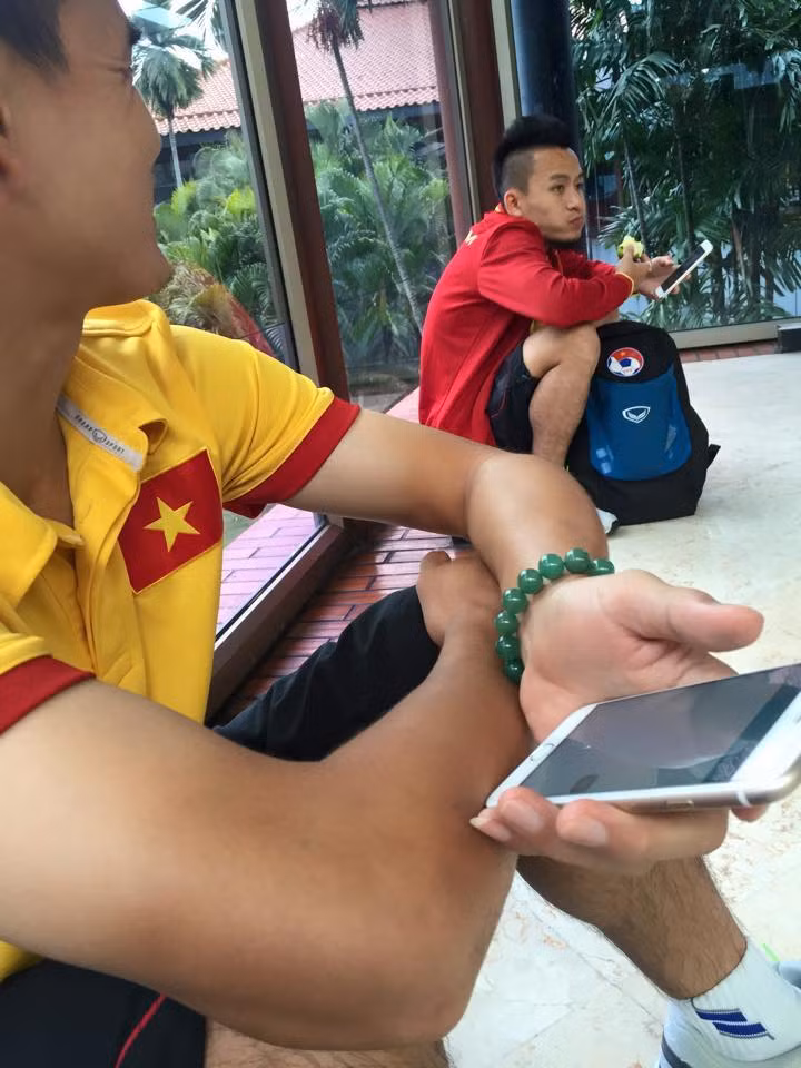 Ngoài việc ngủ, các tuyển thủ cũng tranh thủ ăn lót dạ trước khi lên đường trở về.