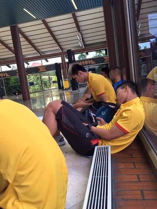 Một nhóm cầu thủ Việt Nam vạ vật tại sân bay Indonesia để chờ máy bay.