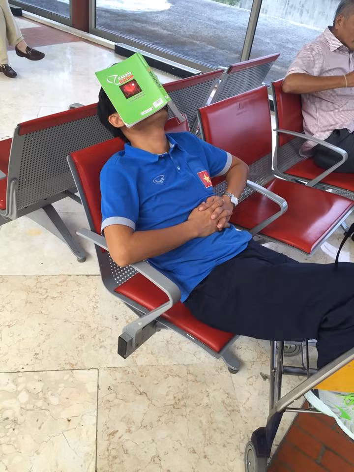 Một số thành viên của BHL ĐT Việt Nam cũng tranh thủ cho mình những giấc ngủ quý giá.