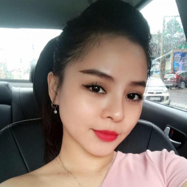 Mới đây, nhiều cư dân mạng đã phát hiện ra thánh chửi Hoa Vinh có một cô em gái tên Lê Quỳnh, hay còn được biết đến với nickname Quỳnh Cong. Ngay lập tức, cô nàng này trở thành tâm điểm chú ý của dân mạng và những thông tin cá nhân của em gái Hoa Vinh đã được tìm ra.