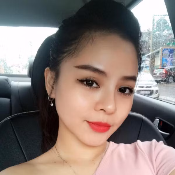 Mới đây, nhiều cư dân mạng đã phát hiện ra thánh chửi Hoa Vinh có một cô em gái tên Lê Quỳnh, hay còn được biết đến với nickname Quỳnh Cong. Ngay lập tức, cô nàng này trở thành tâm điểm chú ý của dân mạng và những thông tin cá nhân của em gái Hoa Vinh đã được tìm ra.