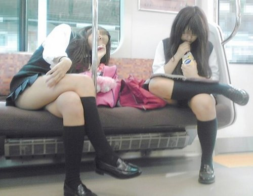 Nhiều người xung quanh còn tranh thủ chụp lại phút hớ hênh của cô gái trên xe - hành động cũng chẳng lấy gì làm lịch sự.