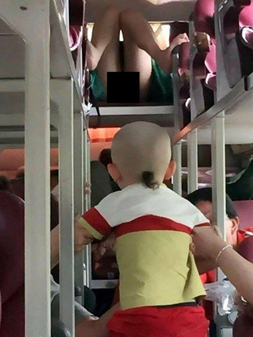 Theo đánh giá của nhiều người, việc các bạn gái ăn mặc hớ hênh khi đi xe khách là điều không nên bởi xung quanh còn có rất nhiều người và chính những pha lộ hàng của các bạn khiến họ cảm thấy đỏ mặt.