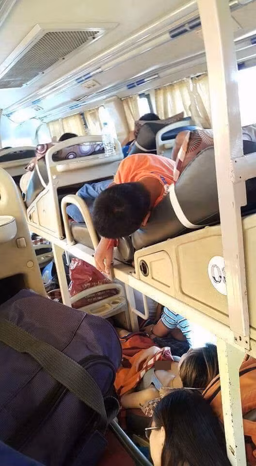 Việc những bức ảnh lộ hàng trên xe khách thời gian qua không còn hiếm trên MXH, thi thoảng một vài thành viên lại gửi lên các fanpage những bức ảnh mà họ ghi lại được trên các chuyến xe về những pha lộ hàng không thể đỡ được mà nhân vật chủ yếu là các bạn nữ.