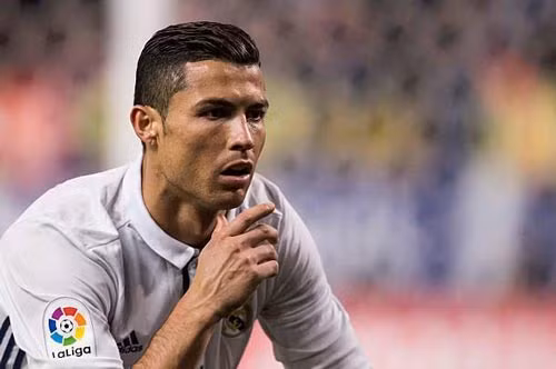 “Suy tư” – Ronaldo ăn mừng duy nhất một lần với kiểu này, khi anh lập hat-trick vào lưới Atletico Madrid ở lượt đi La Liga mùa giải 2016/2017.