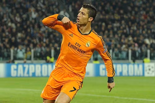 “Vẫn là tôi” – Ronaldo mang kiểu ăn mừng từ đội tuyển tới Real Madrid. Đặc biệt là khi nhiều fan Real Madrid bắt đầu la ó về phía anh khi không thường xuyên ghi bàn và đây cũng là câu trả lời đanh thép của siêu sao Bồ Đào Nha. Ảnh: Daily Sports