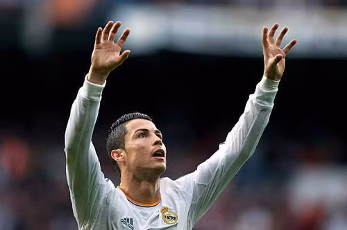 “Ôm và nhấc bổng” – Kiểu ăn mừng được chính Cris Ronaldo khẳng định là dành cho con trai anh khi mới sinh. Ảnh: Goal