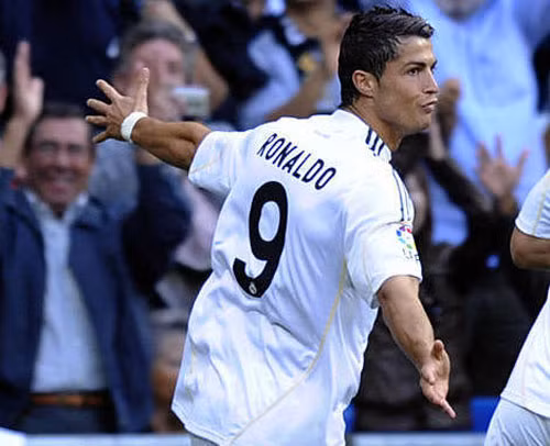 Sau khi rời MU, tiền đạo Cris Ronaldo vẫn tiếp tục kiểu ăn mừng ở trên khi mới khoác áo Real Madrid. Điều này thể hiện sự tự tin sánh ngang hàng với các siêu sao của CLB "Hoàng gia Tây Ban Nha". Ảnh: Getty Images