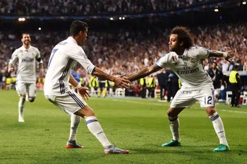 Cris Ronaldo và hậu vệ Marcelo được biết đến là người bạn rất thân với nhau. Đặc biệt sau khi 2 cầu thủ này quy tụ tại Real Madrid và dần phối hợp ăn ý dẫn đến nhiều bàn thắng của CR7. Chính bởi vậy, để kỉ niệm tình bạn này, siêu sao người Tây Ban Nha đã nghĩ ra cách ăn mừng bàn thắng với hậu vệ người Brazil bằng cách bắt tay vô cùng đặc biệt. Ảnh: Daily Express