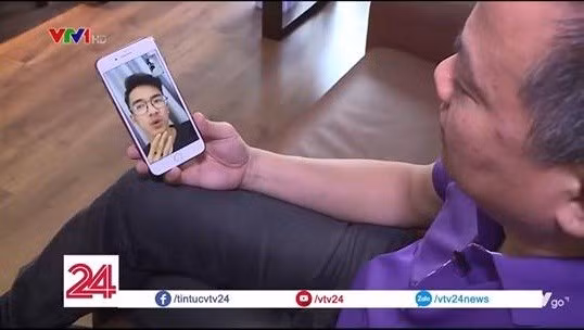 Nhờ sự hướng dẫn của bố, cậu con trai tên Thanh Tùng đã bình an vô sự. Ảnh: VTV 24