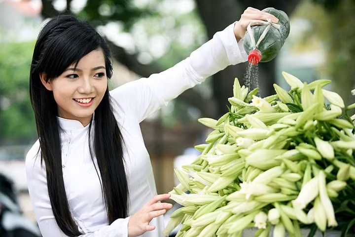 Từ sở thích của mình, Hồng Anh đã truyền cảm hứng cho từng lứa học trò của mình về nét đẹp, lịch sử của chiếc áo dài dân tộc và từ đó biết đến sự tự hào của Quốc gia.