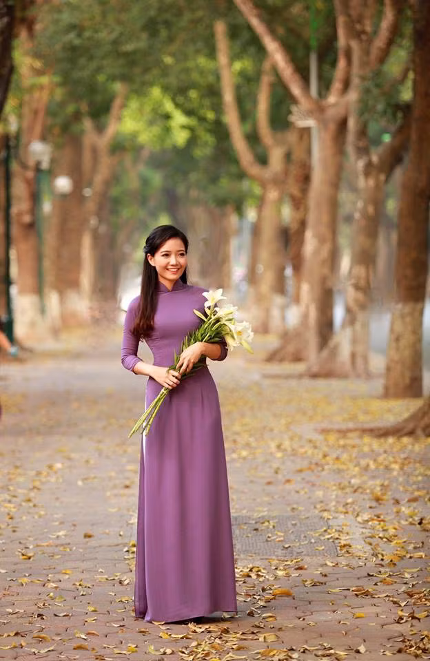 Trên trang cá nhân của mình, Hồng Anh chia sẻ rất nhiều những khoảnh khắc xinh đẹp trong tà áo dài, từ màu trắng tinh khôi cho đến màu tím mộng mơ... Nhiều màu sắc áo dài đều được cô giáo hot girl thể hiện rất thành công và được cộng đồng mạng yêu thích.