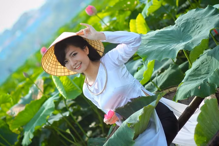 Từng gây ấn tượng ở cuộc thi hội thi Cô giáo tài năng duyên dáng 2015 bằng chính tà áo dài, Hồng Anh càng ngày càng tự tin khi thể hiện trang phục truyền thống của mình.